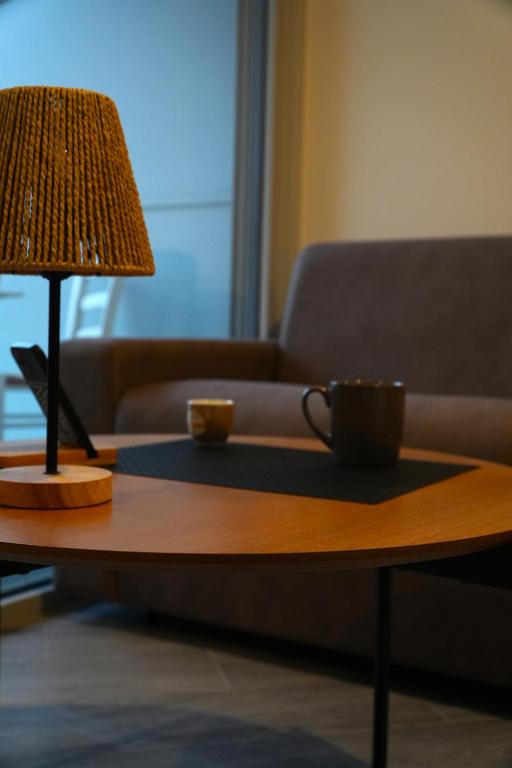 Tavolino con lampada, tazza e teiera davanti al divano